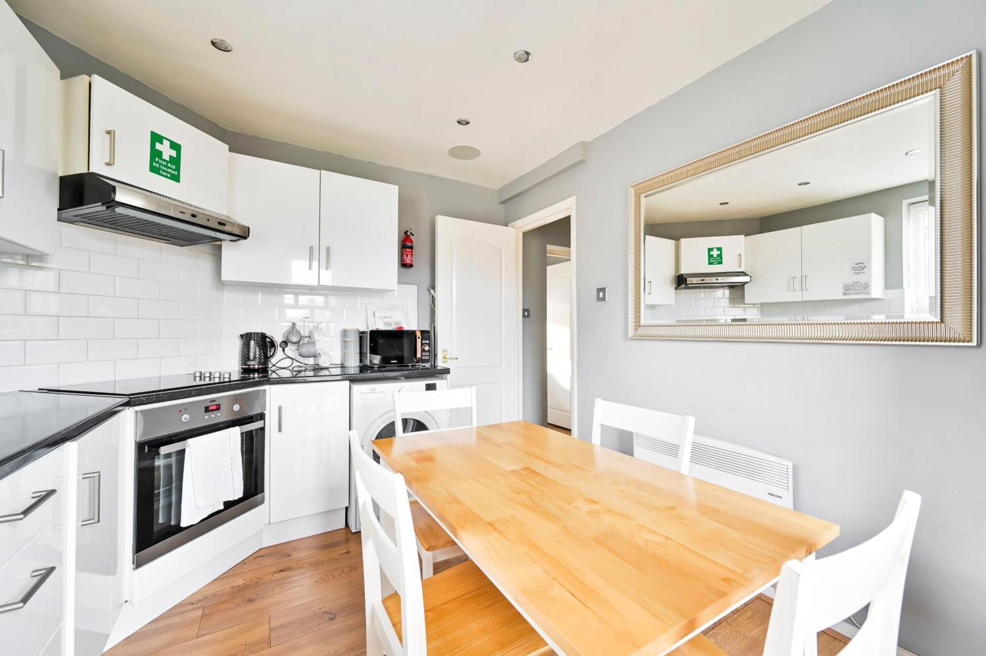 Cosy 1-Bed E15, Sleeps 4, 1 Min From Tube Station Near O2 Arena Lejlighed London Eksteriør billede